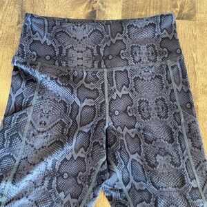 Snakeskin Patterned Leggings with Pockets